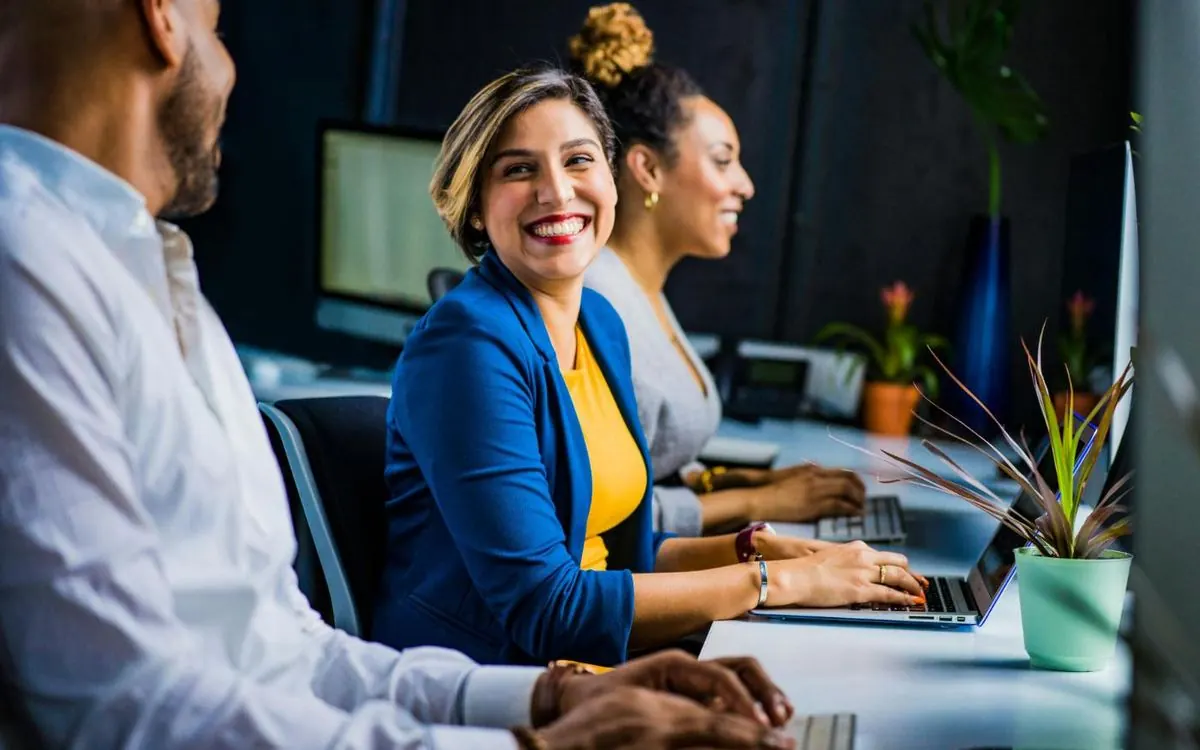 Profissionais sorrindo durante o trabalho em equipe