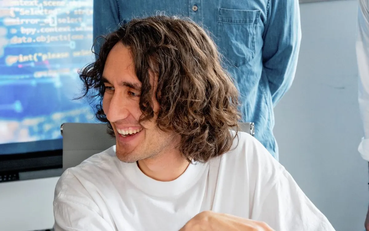 Profissionais trabalhando em notebooks em um espaço de coworking